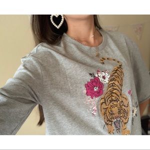 BOXY CROP TOP - TIGER EMBROIDERY W/ FLORAL PRINT